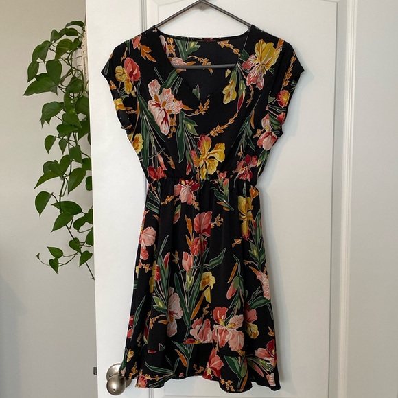 SHEIN Dresses & Skirts - Hawaiian inspired floral dress